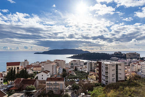 Furnished 1-Bedroom Apartment 42.5m² in Bečići – Sea View Balcony + Garage